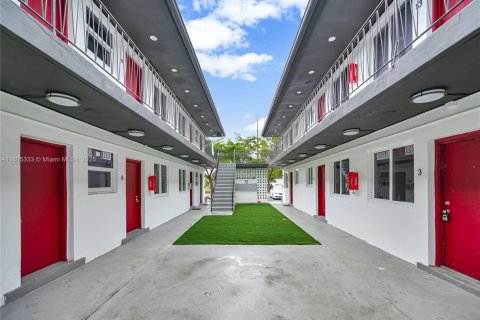 Commercial property in Opa-locka, Florida № 1740124 - photo 2