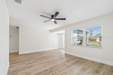 Casa en venta en Saint Petersburg, Florida, 4 dormitorios, 161.65 m2 № 2101635 - foto 15