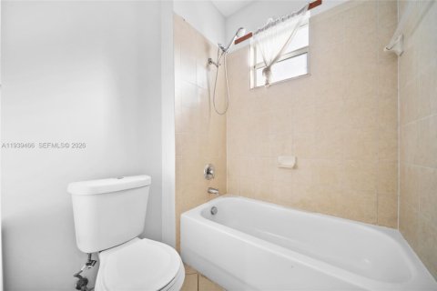 Villa ou maison à louer à Homestead, Floride: 5 chambres, 250.19 m2 № 1997556 - photo 16