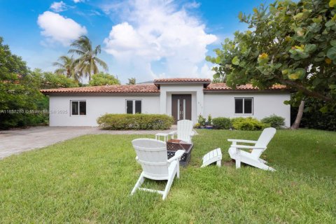 House in Key Biscayne, Florida 5 bedrooms, 225.66 sq.m. № 1890412 - photo 4
