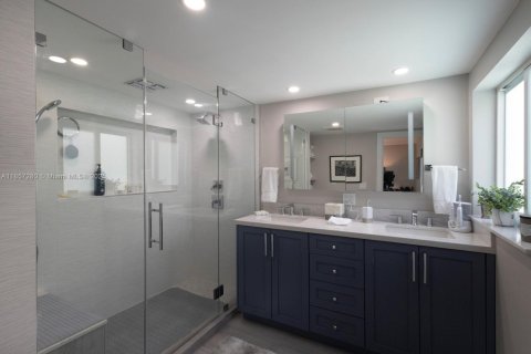 House in Key Biscayne, Florida 5 bedrooms, 225.66 sq.m. № 1890412 - photo 17