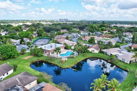 House in Davie, Florida 4 bedrooms, 167.78 sq.m. № 1834228 - photo 1