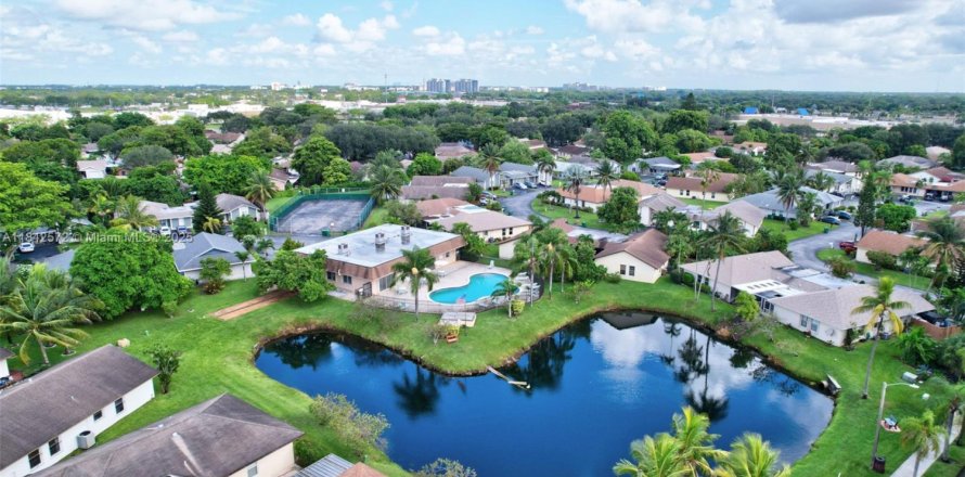 House in Davie, Florida 4 bedrooms, 167.78 sq.m. № 1834228
