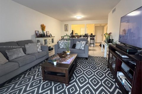 Condo in Lauderdale Lakes, Florida, 2 bedrooms  № 1953415 - photo 13