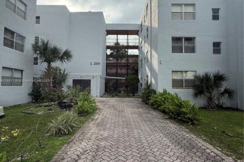 Condo in Lauderdale Lakes, Florida, 2 bedrooms  № 1953415 - photo 1