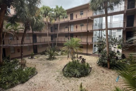 Condo in Lauderdale Lakes, Florida, 2 bedrooms  № 1953415 - photo 5