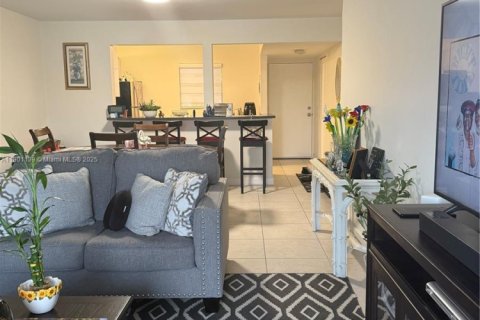 Condo in Lauderdale Lakes, Florida, 2 bedrooms  № 1953415 - photo 15