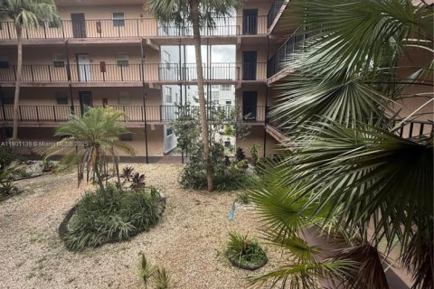 Condo in Lauderdale Lakes, Florida, 2 bedrooms  № 1953415 - photo 4