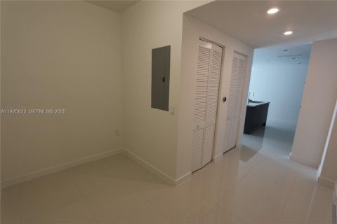 Copropriété à vendre à Doral, Floride: 1 chambre, 67.45 m2 № 2042299 - photo 2