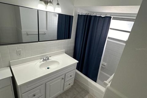 House in Oviedo, Florida 6 bedrooms, 249.91 sq.m. № 2217473 - photo 8