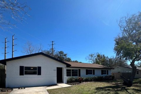 House in Oviedo, Florida 6 bedrooms, 249.91 sq.m. № 2217473