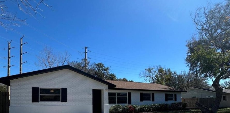 House in Oviedo, Florida 6 bedrooms, 249.91 sq.m. № 2217473