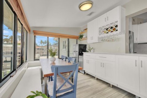 House in Wilton Manors, Florida 3 bedrooms, 125.98 sq.m. № 2192969 - photo 30