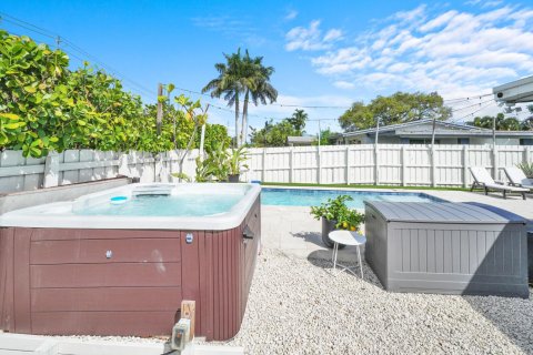 House in Wilton Manors, Florida 3 bedrooms, 125.98 sq.m. № 2192969 - photo 13