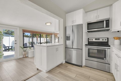 House in Wilton Manors, Florida 3 bedrooms, 125.98 sq.m. № 2192969 - photo 29
