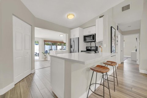 House in Wilton Manors, Florida 3 bedrooms, 125.98 sq.m. № 2192969 - photo 26