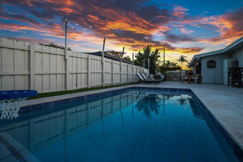 House in Wilton Manors, Florida 3 bedrooms, 125.98 sq.m. № 2192969 - photo 4