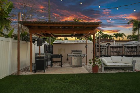 House in Wilton Manors, Florida 3 bedrooms, 125.98 sq.m. № 2192969 - photo 8