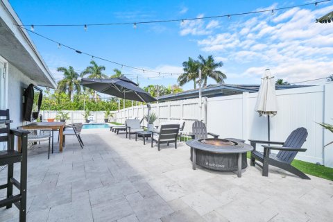 House in Wilton Manors, Florida 3 bedrooms, 125.98 sq.m. № 2192969 - photo 20