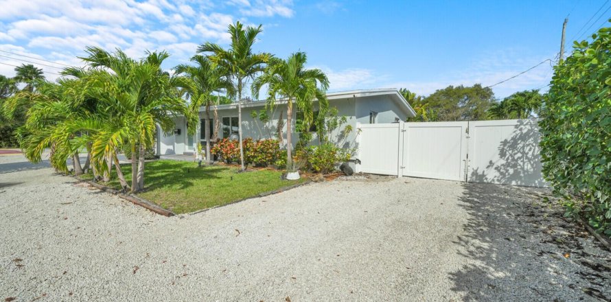 House in Wilton Manors, Florida 3 bedrooms, 125.98 sq.m. № 2192969