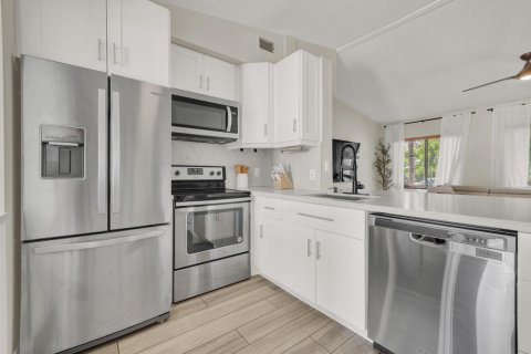House in Wilton Manors, Florida 3 bedrooms, 125.98 sq.m. № 2192969 - photo 28