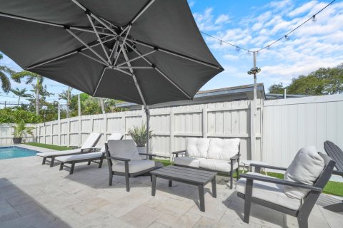 House in Wilton Manors, Florida 3 bedrooms, 125.98 sq.m. № 2192969 - photo 19