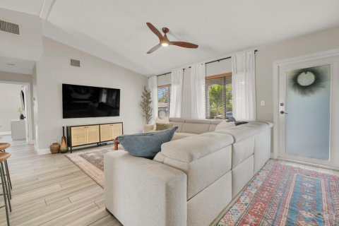 House in Wilton Manors, Florida 3 bedrooms, 125.98 sq.m. № 2192969 - photo 25