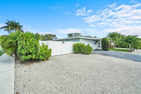 House in Wilton Manors, Florida 3 bedrooms, 125.98 sq.m. № 2192969 - photo 2