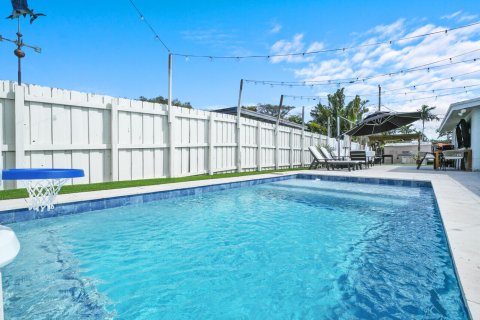 House in Wilton Manors, Florida 3 bedrooms, 125.98 sq.m. № 2192969 - photo 16