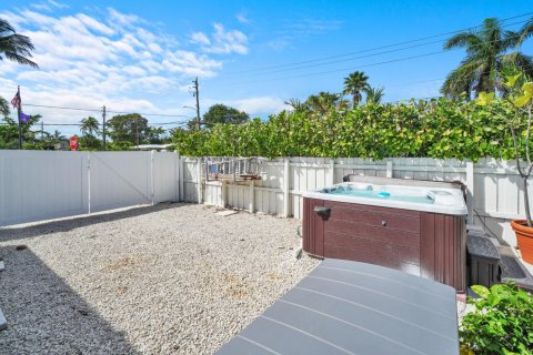 House in Wilton Manors, Florida 3 bedrooms, 125.98 sq.m. № 2192969 - photo 12