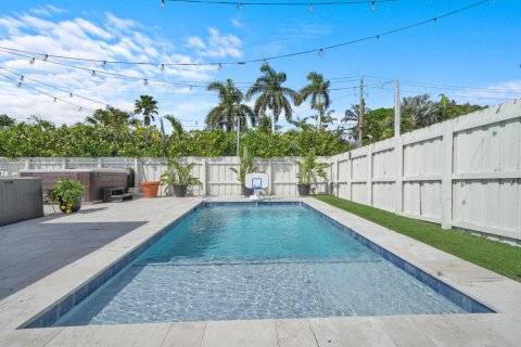 House in Wilton Manors, Florida 3 bedrooms, 125.98 sq.m. № 2192969 - photo 15