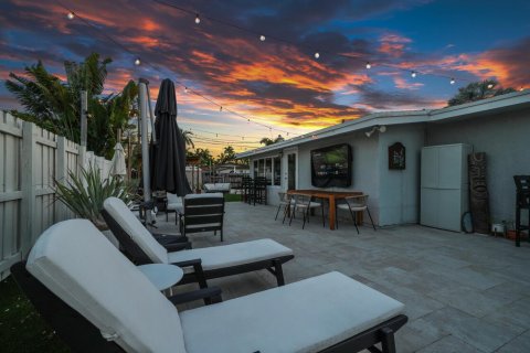House in Wilton Manors, Florida 3 bedrooms, 125.98 sq.m. № 2192969 - photo 5