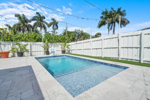 House in Wilton Manors, Florida 3 bedrooms, 125.98 sq.m. № 2192969 - photo 14