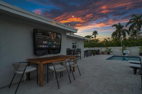 House in Wilton Manors, Florida 3 bedrooms, 125.98 sq.m. № 2192969 - photo 6