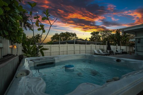 House in Wilton Manors, Florida 3 bedrooms, 125.98 sq.m. № 2192969 - photo 3