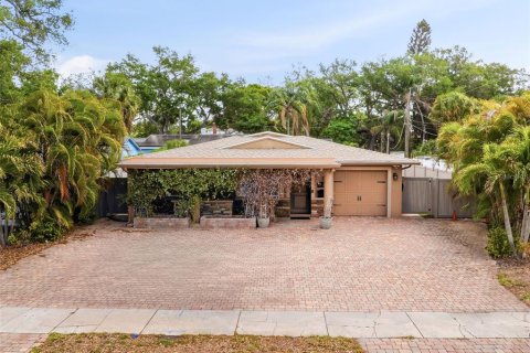 Villa ou maison à Saint Petersburg, Floride 4 chambres, 217.95 m2 № 2118022