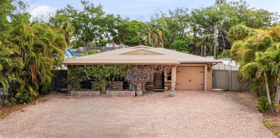 Villa ou maison à Saint Petersburg, Floride 4 chambres, 217.95 m2 № 2118022
