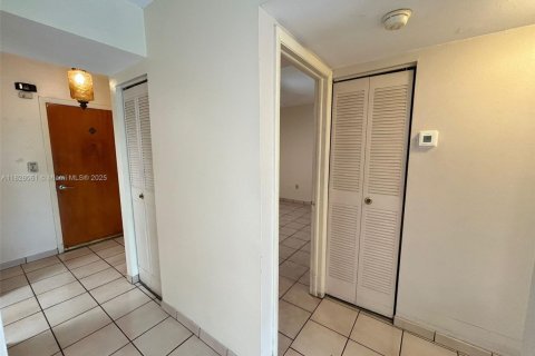 Condo in Miami, Florida, 2 bedrooms  № 1809381 - photo 15