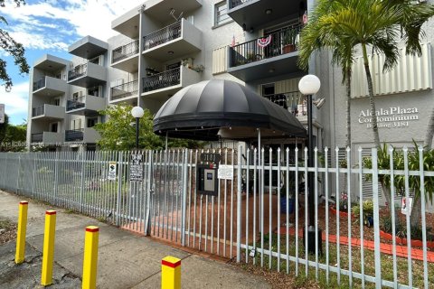 Condo in Miami, Florida, 2 bedrooms  № 1809381 - photo 1