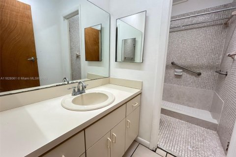 Condo in Miami, Florida, 2 bedrooms  № 1809381 - photo 21