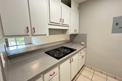 Condo in Miami, Florida, 2 bedrooms  № 1809381 - photo 6