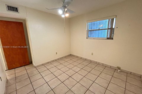 Condo in Miami, Florida, 2 bedrooms  № 1809381 - photo 17