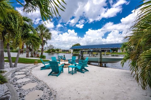 Casa en Port Charlotte, Florida 3 dormitorios, 137.96 m2 № 2186327
