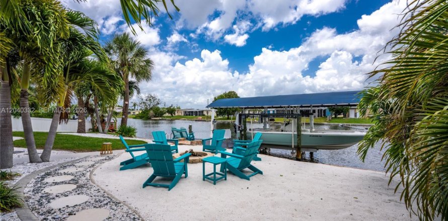 Casa en Port Charlotte, Florida 3 dormitorios, 137.96 m2 № 2186327