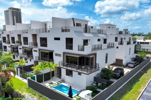 Townhouse in Fort Lauderdale, Florida 3 bedrooms, 191.75 sq.m. № 2392726