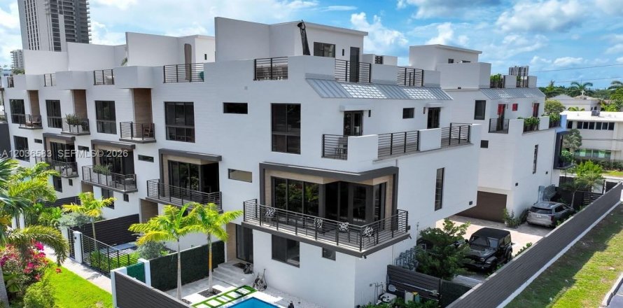 Townhouse in Fort Lauderdale, Florida 3 bedrooms, 191.75 sq.m. № 2392726