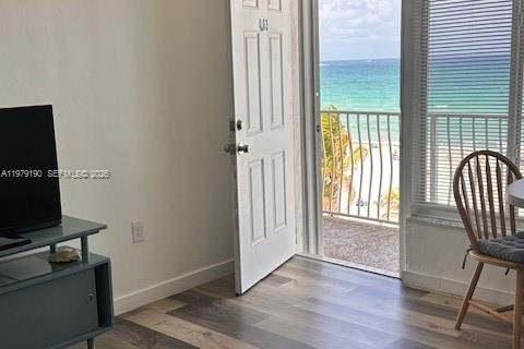 Condominio en alquiler en Hollywood, Florida, 1 dormitorio, 61.32 m2 № 2079299 - foto 2