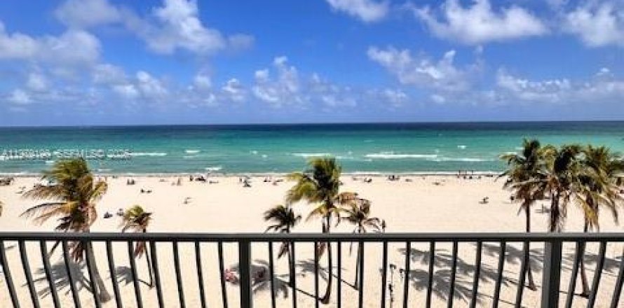 Condominio en Hollywood, Florida, 1 dormitorio № 2079299