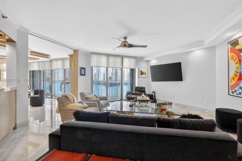 Condo in Aventura, Florida, 4 bedrooms № 2027744 - photo 17