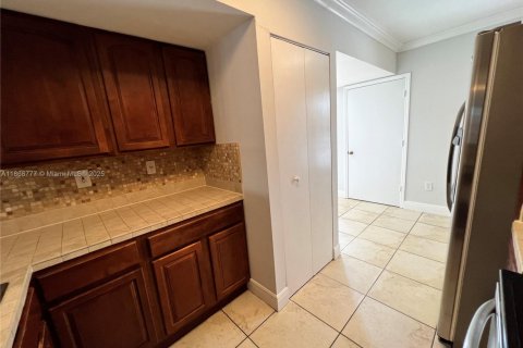 Condominio en alquiler en Miami, Florida, 3 dormitorios, 121.7 m2 № 1926721 - foto 11